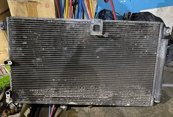 Kebocoran freon AC Mobil menyebabkan bau aneh