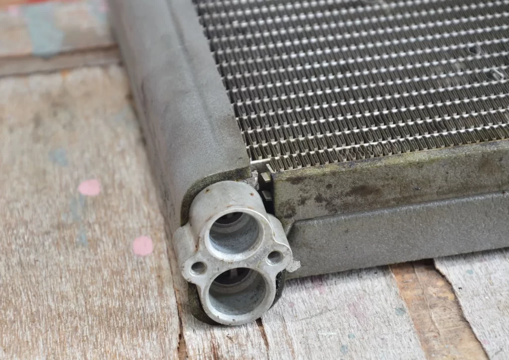 Saluran drainase tersumbat menyebabkan air tergenang