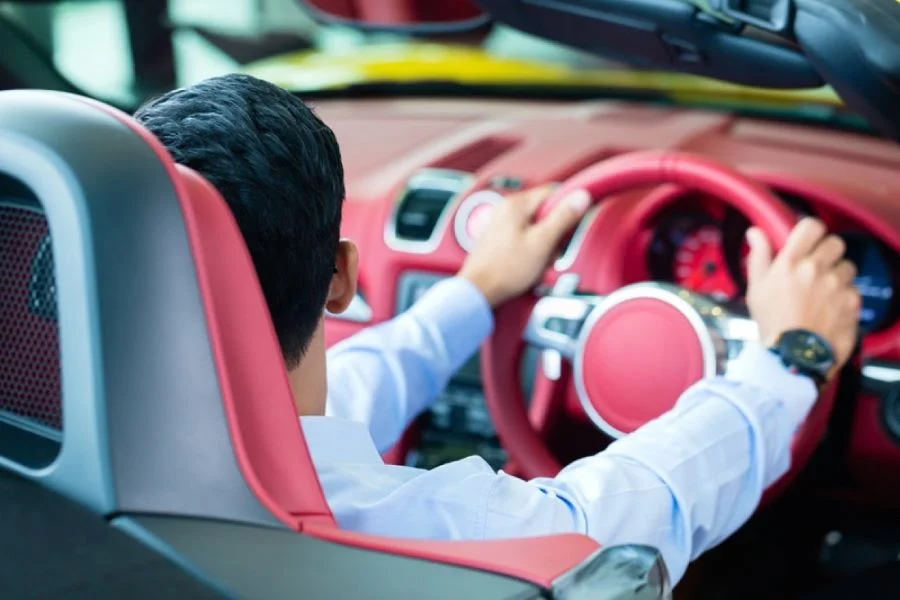 Berkendara Mobil Mewah