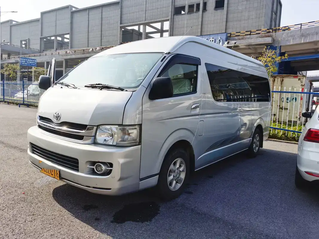 Keamanan Berkendara dengan Shuttle Toyota Hiace