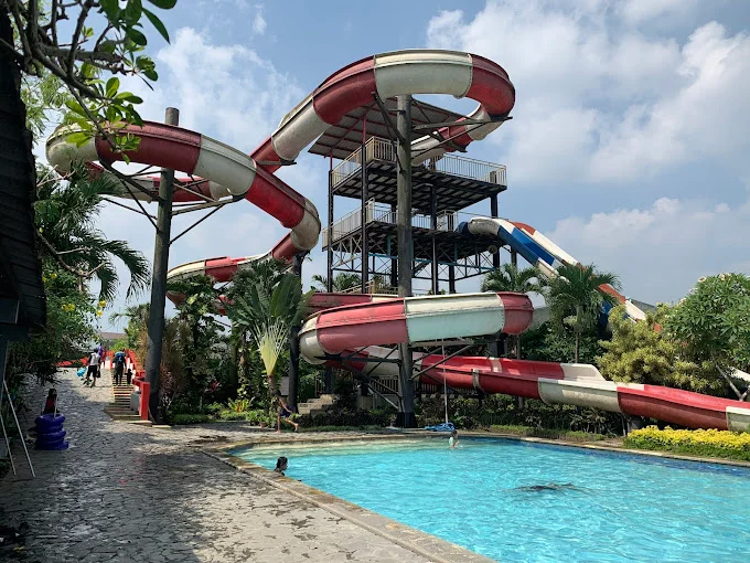 Kolam Renang Balong Waterpark