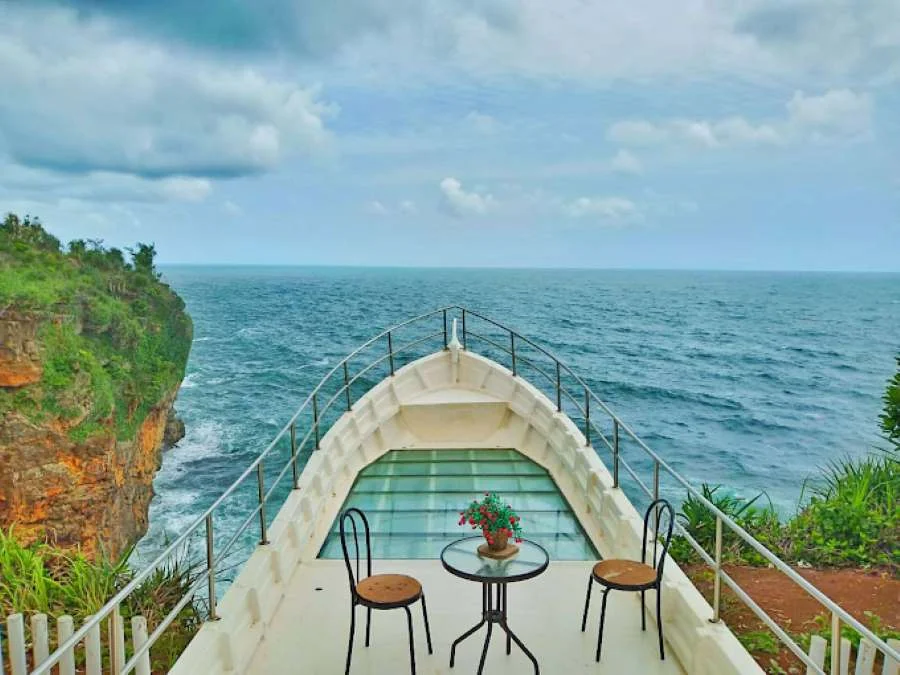 Teras Kaca Pantai Nguluran