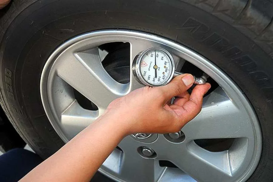 Alat untuk Mengecek Tekanan Ban