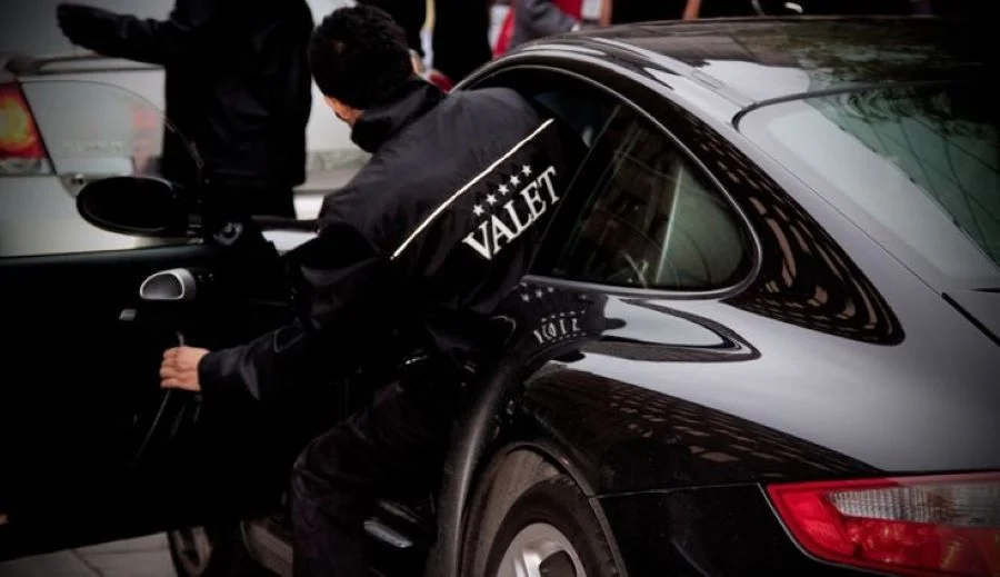 Proses Parkir oleh Staf Profesional