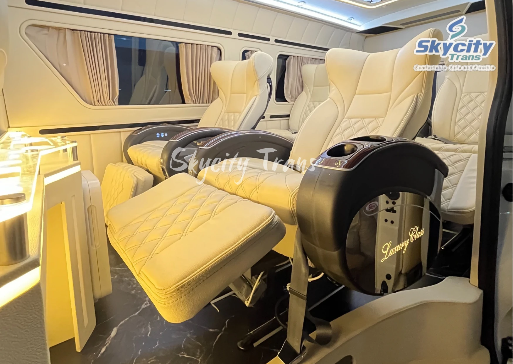 Bagian Dalam Armada Hiace Premio Luxury