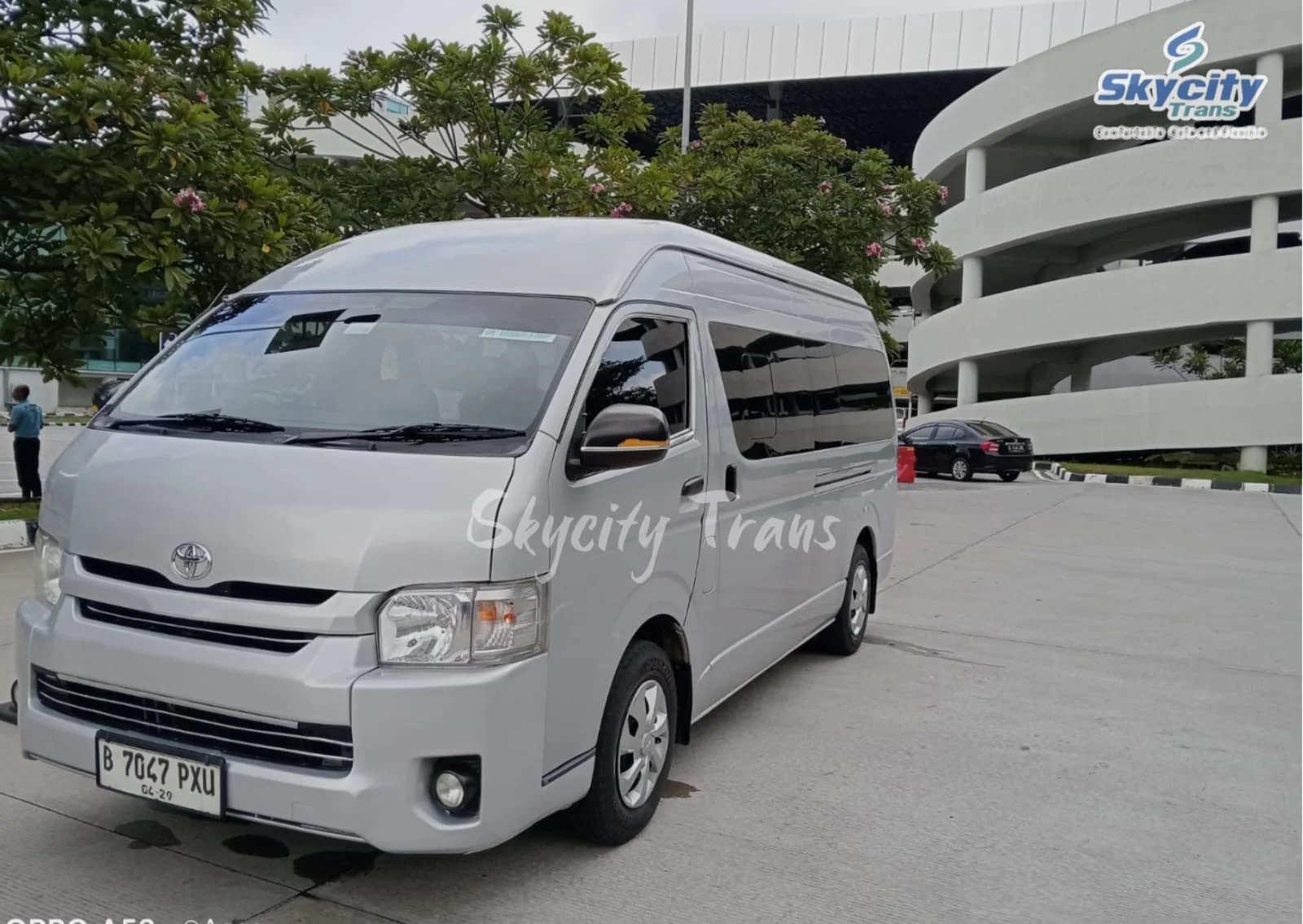 Bagian Samping Hiace Commuter Skycity Trans