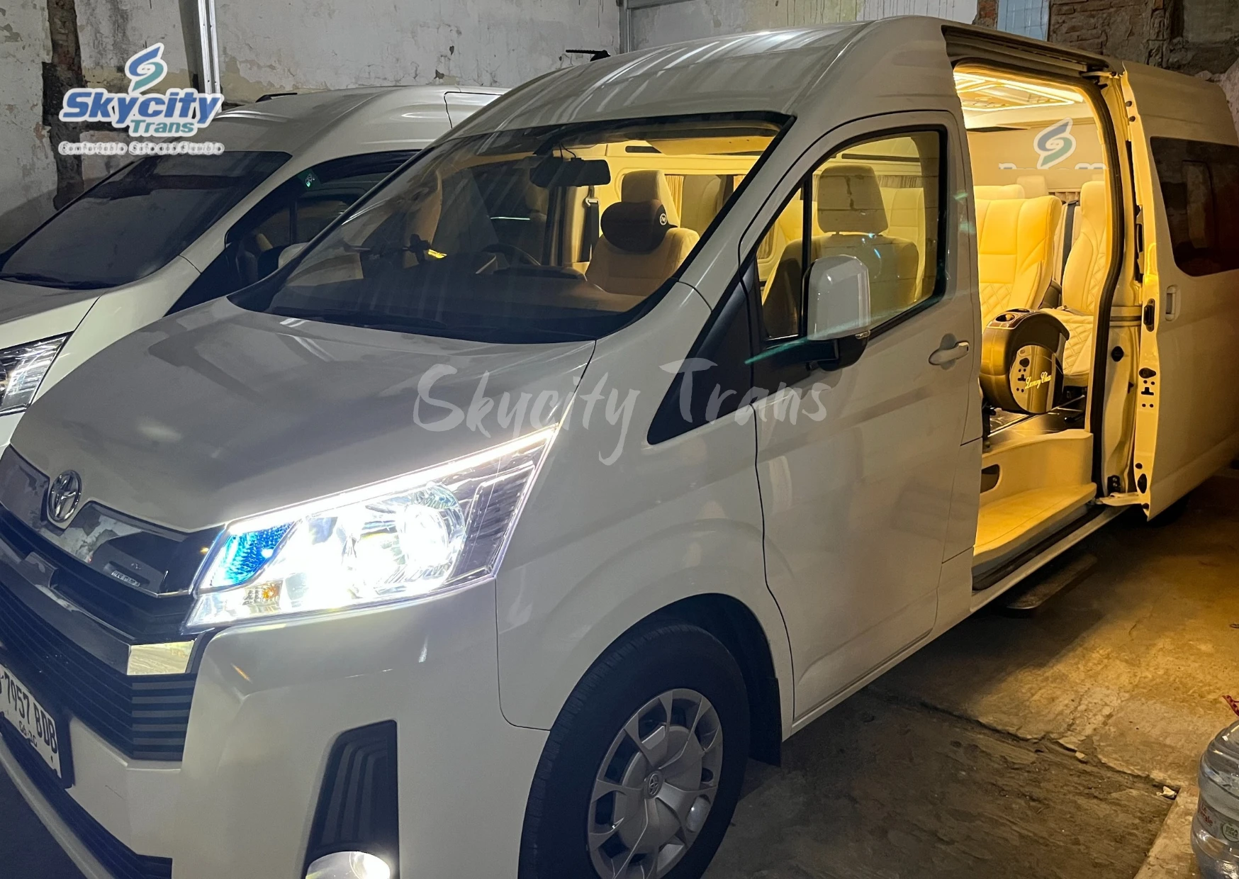 Gambar Unit Armada Hiace Premio Luxury