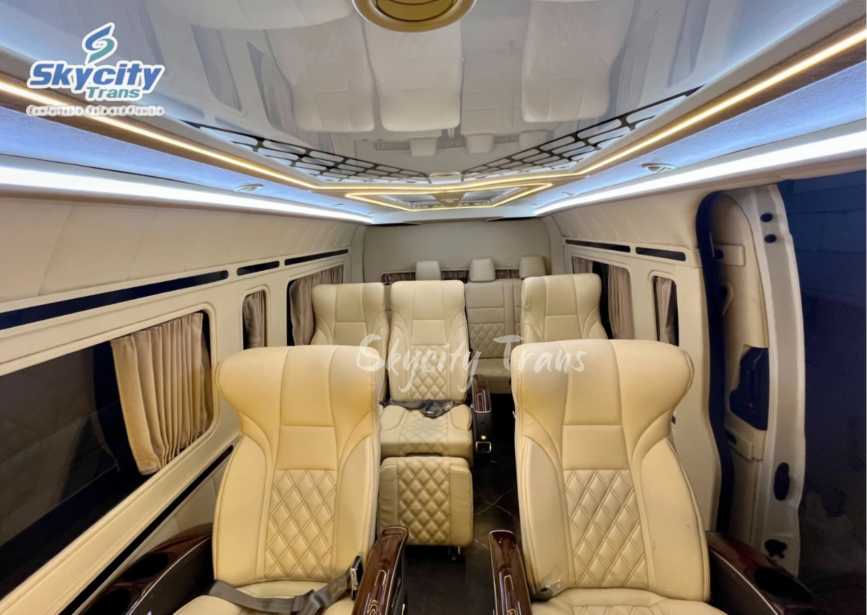 Tampa Dalam Armada Hiace Premio Luxury