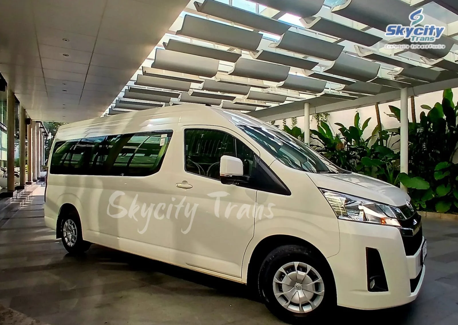 Salah satu armada sewa hiace Jakarta dari Skycity Trans