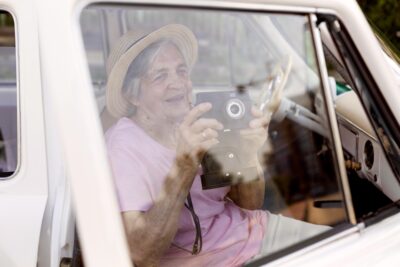 https://www.magnific.com/free-photo/happy-senior-woman-holding-camera-while-traveling_16188573.htm#fromView=search&page=1&position=22&uuid=96e3bbbe-1f18-42b7-9d93-f31274cbefd1&track=ais_test_b&query=traveling+with+old+people+in+car Seorang lansia menikmati perjalanan wisata dengan mengabadikan momen pada kameranya