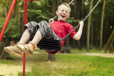 Gambaran bermain The Swing di Wisata Jogja Obelix Hills