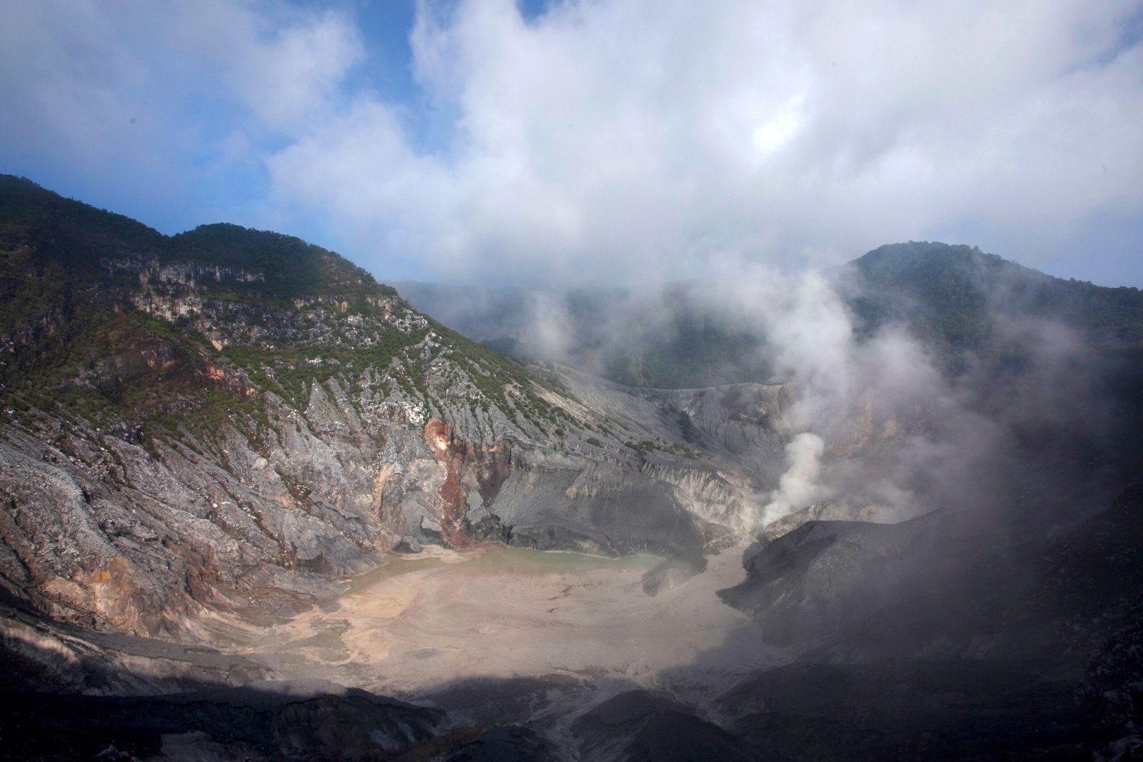 Salah satu pemandangan Gunung Tangkuban Perahu