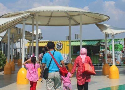 Gambaran rombongan istirahat di rest area tol