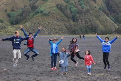 Gambaran menikmati wisata bromo