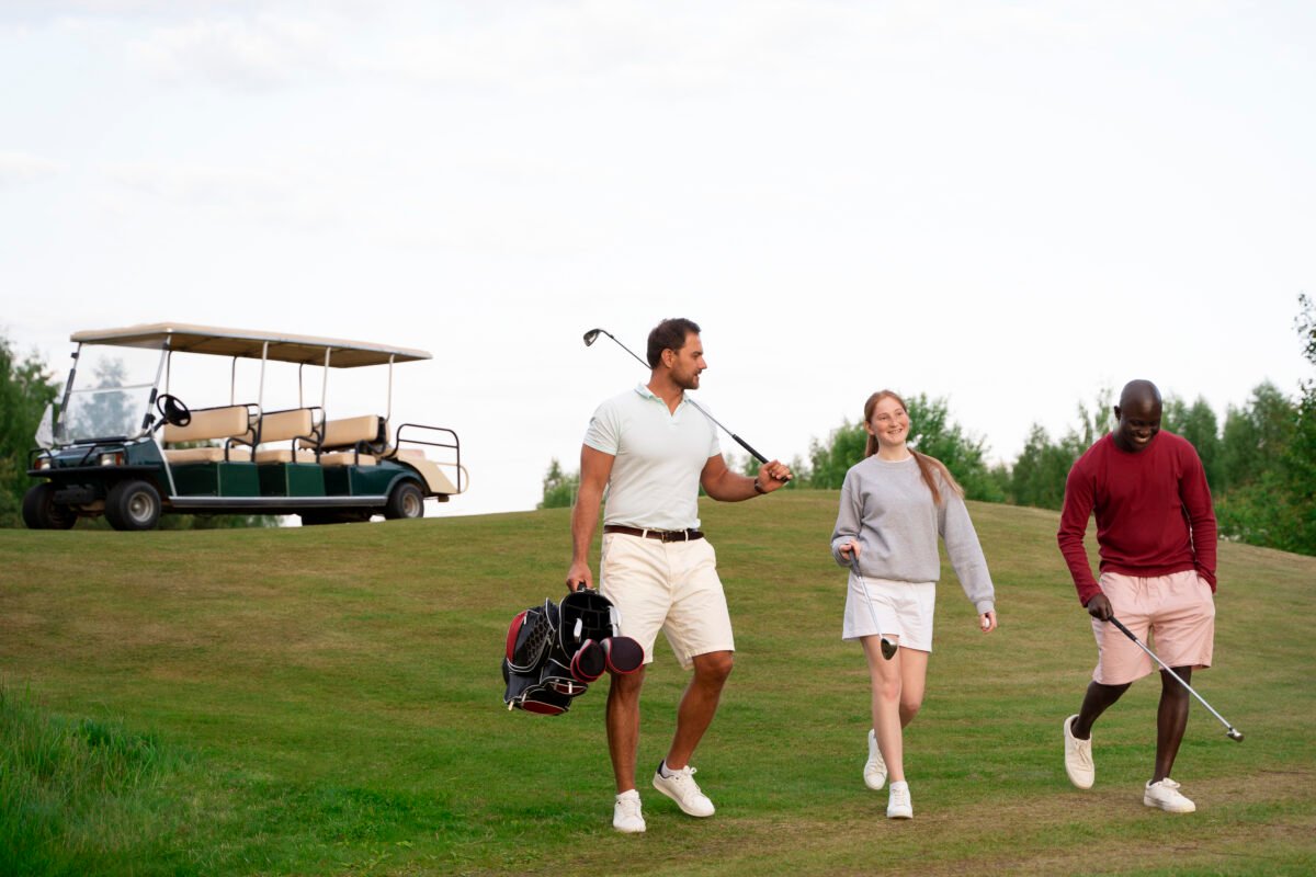 Main golf bersama dengan rekan bisnis