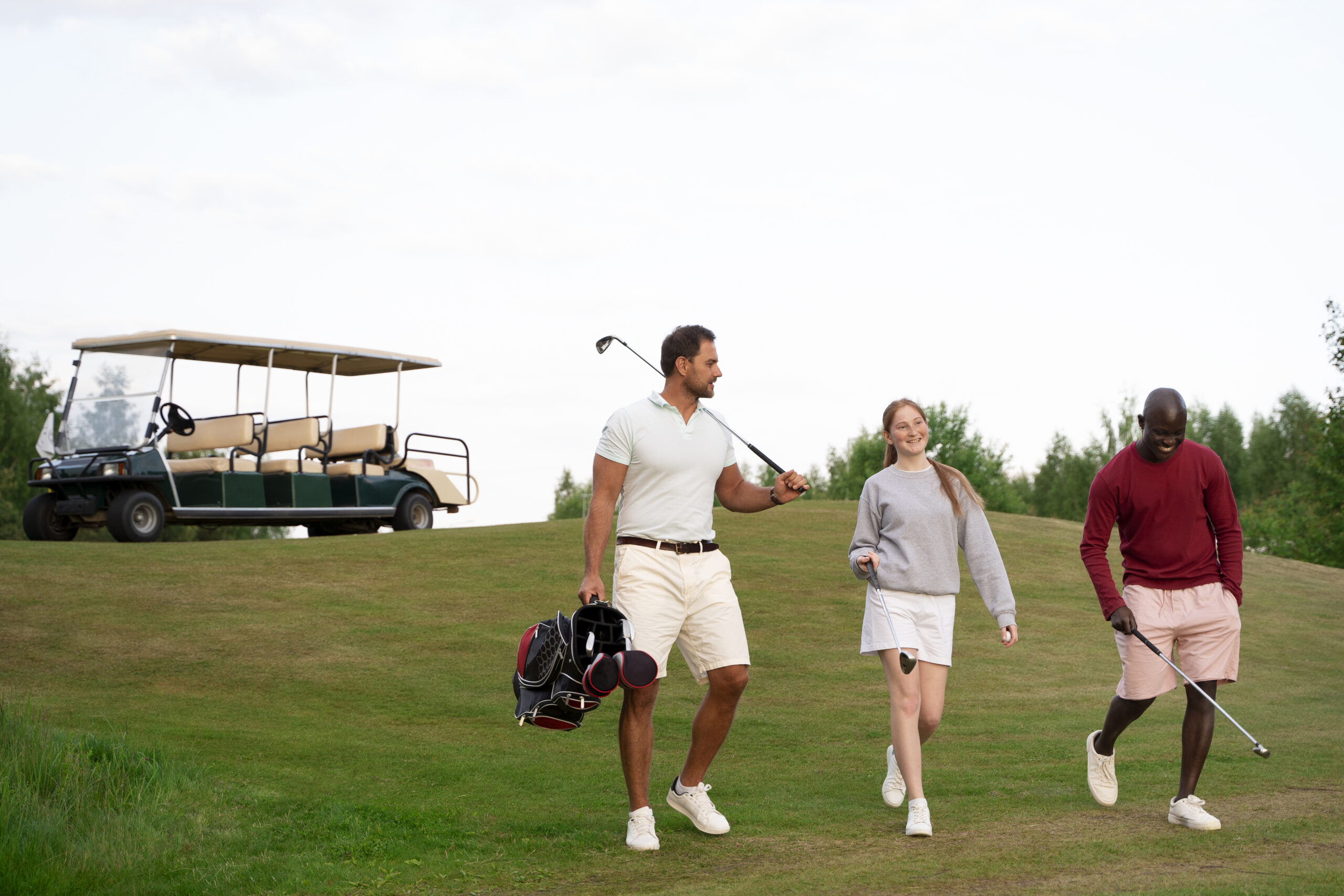 Main golf bersama dengan rekan bisnis