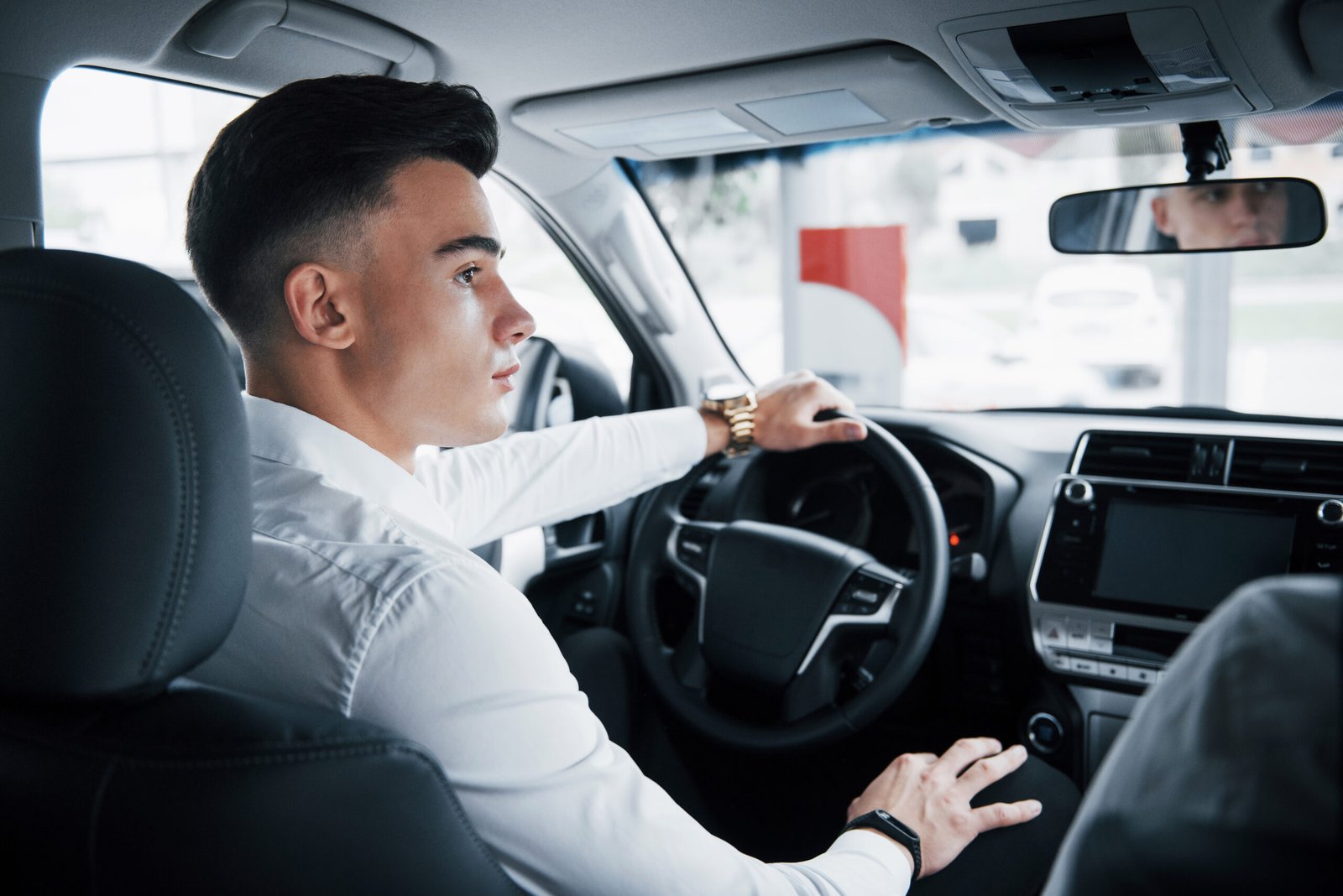 Gambaran sopir saat sewa mobil
