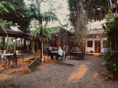 Teras Rumah Nenek Tempat Arisan di Jakarta