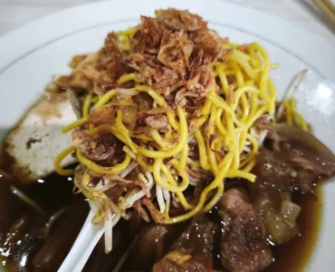Lontong Mie di Pasar Atom