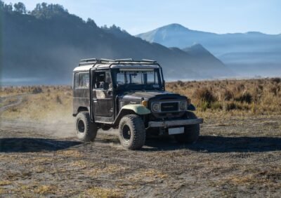 Kendaraan Jeep untuk menjelajahi destinasi wisata Gunung Bromo