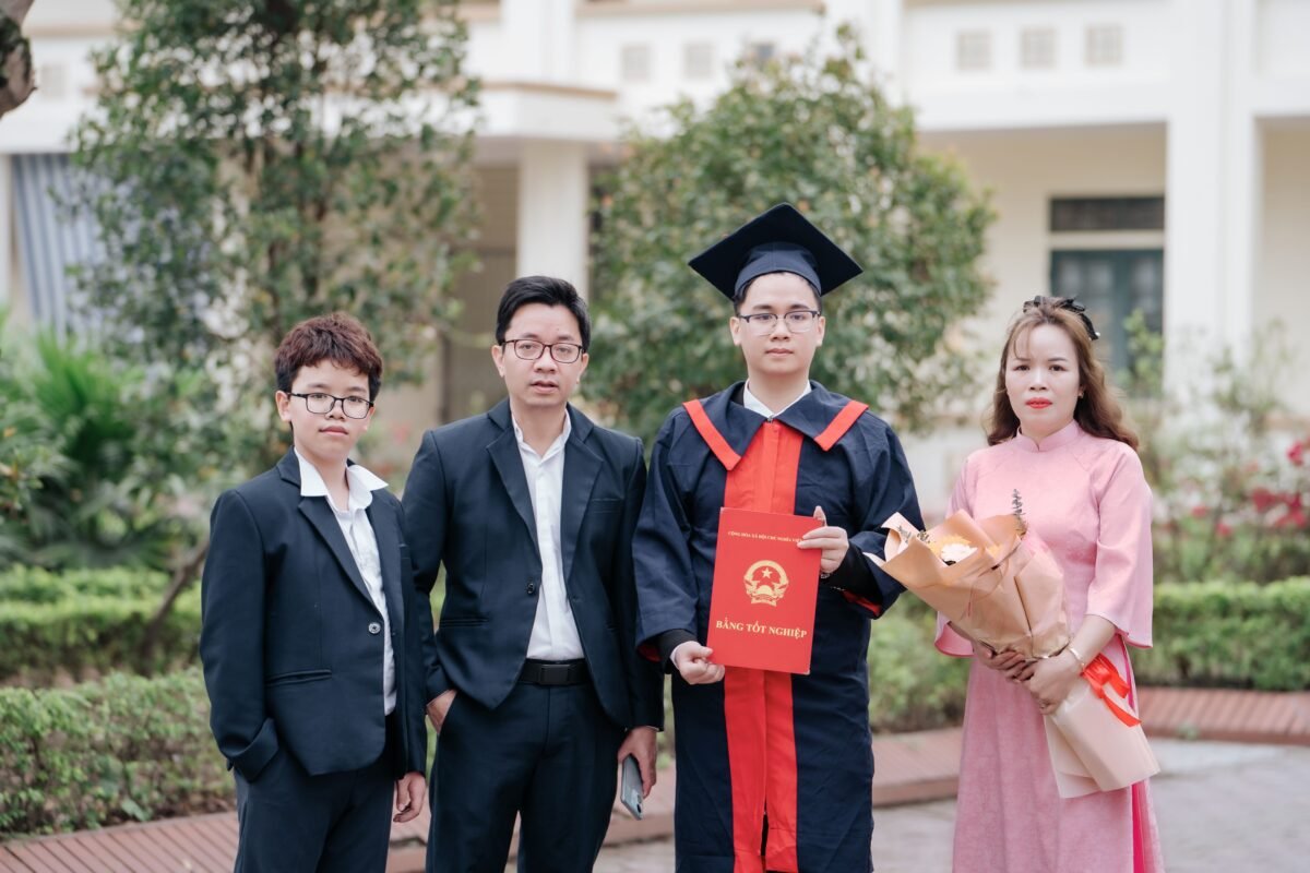 Wisuda didampingi keluarga