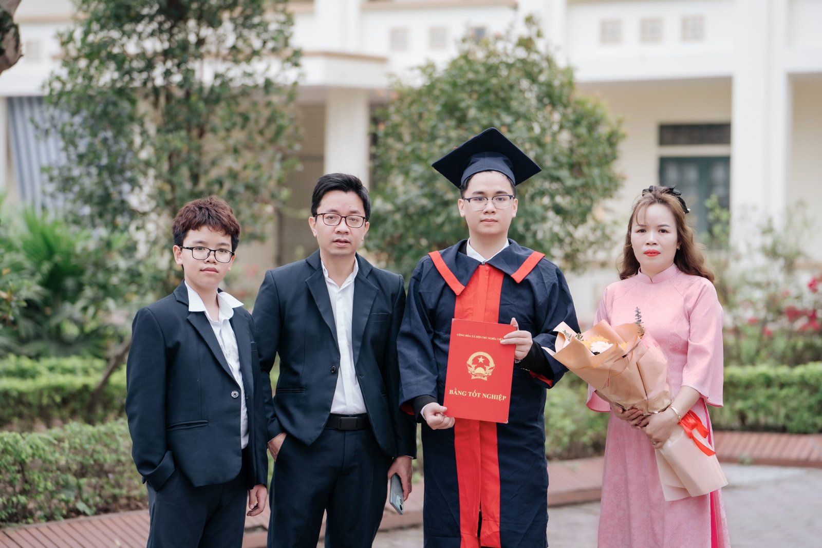 Wisuda didampingi keluarga