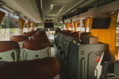 Selain mobil hiace ada medium bus