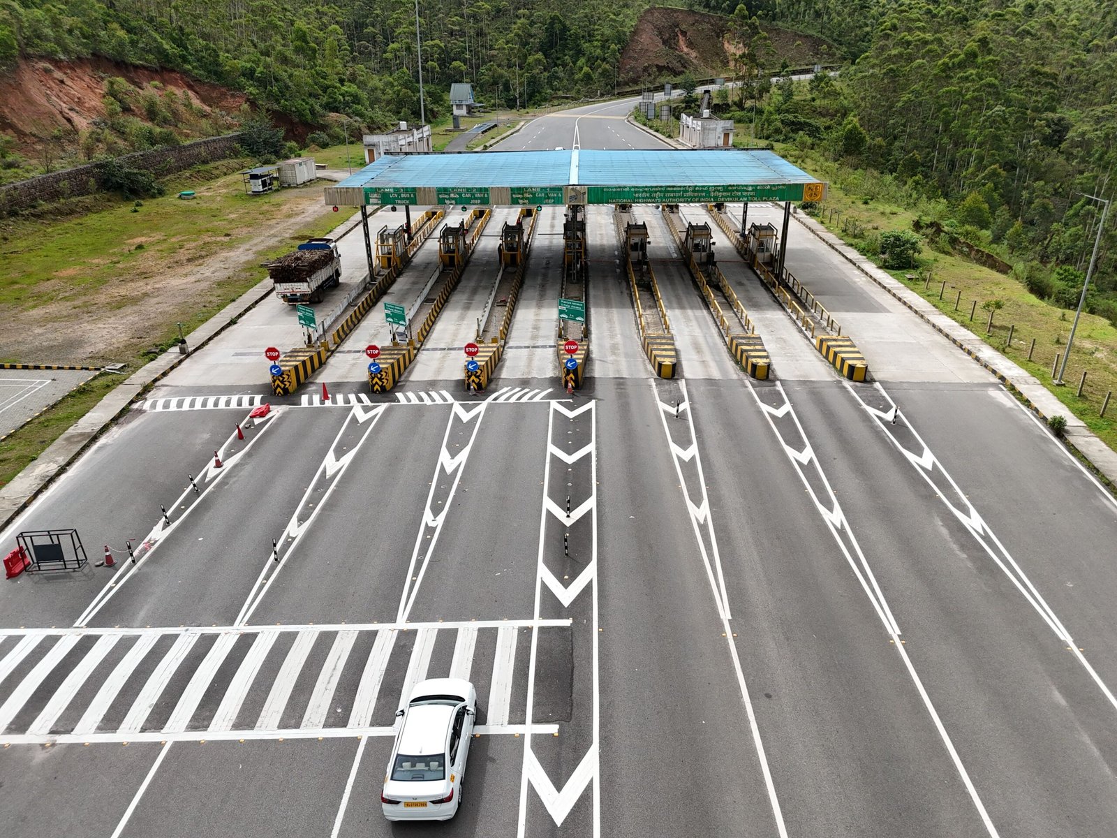 Gerbang tol untuk bayar tol dan cek tarif tol