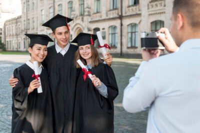 Foto wisuda dengan teman-teman