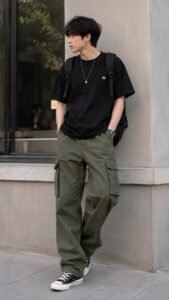Outfit nonton konser outdoor celana cargo cowok