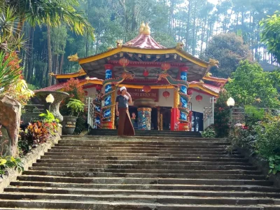 Kuil Dewi Kwan Im di Gunung Kawi
