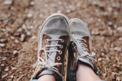 Sneakers kotor setelah konser outdoor di lapangan rumput