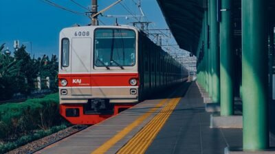Dari Stasiun Pasar Senen ke Bandara Halim Perdanakusuma naik KRL