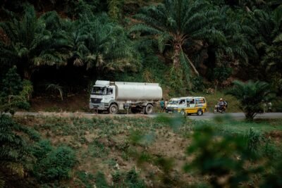 Tips Menyetir Aman di Sekitar Truk dan Bus