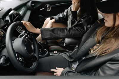 tips berkendara aman untuk perempuan muda dan usia 50