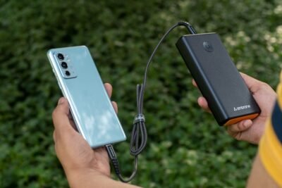 Barang bawaan nonton konser powerbank