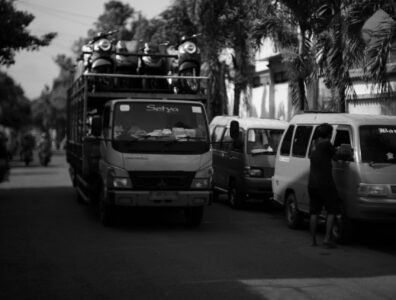 Tips Menyetir Aman di Sekitar Truk dan Bus