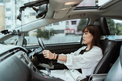 tips berkendara aman untuk perempuan muda dan usia 50