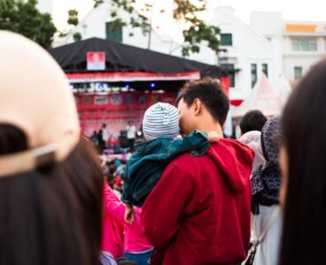 anak nonton konser didampingi orang tua di kategori duduk menunjukkan batas umur nonton konser