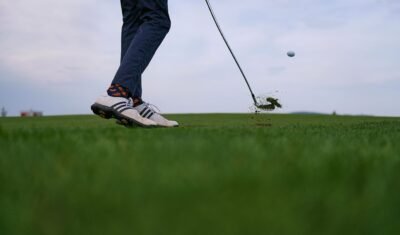 Sepatu untuk main golf