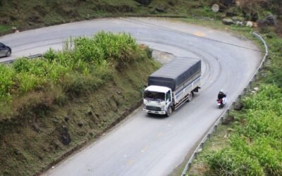 Tips Menyetir Aman di Sekitar Truk dan Bus