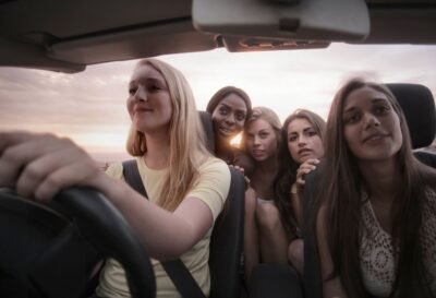 tips berkendara aman untuk perempuan muda dan usia 50