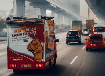 Tips Menyetir Aman di Sekitar Truk dan Bus