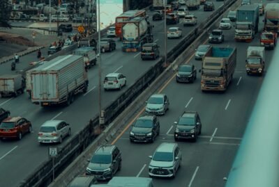 Tips Menyetir Aman di Sekitar Truk dan Bus