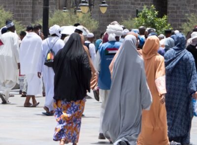 Jamaah umroh perempuan