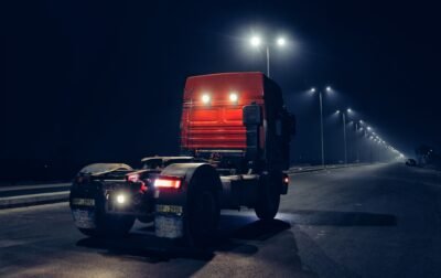 Tips Menyetir Aman di Sekitar Truk dan Bus