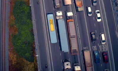Tips Menyetir Aman di Sekitar Truk dan Bus