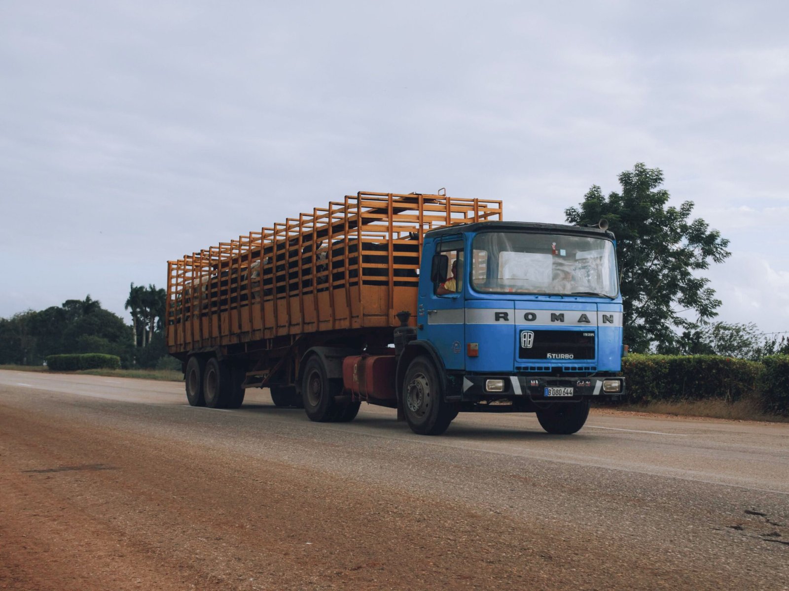 Tips Menyetir Aman di Sekitar Truk dan Bus