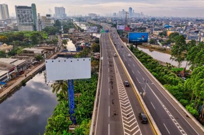 Tips Menyetir Aman di Sekitar Truk dan Bus