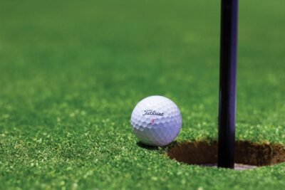 Bola untuk main golf